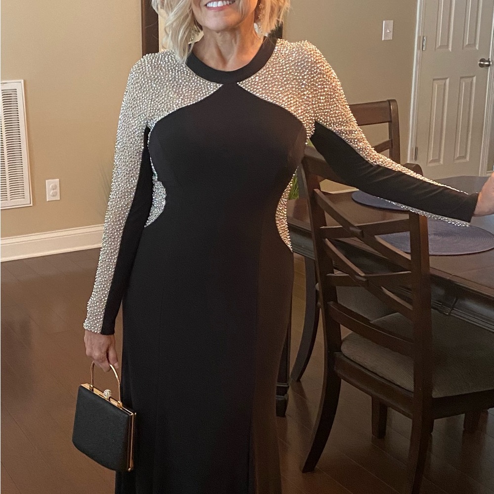 Absolutely gorgeous! No flaws, black and gold formal long dress size 8 PETITE.
